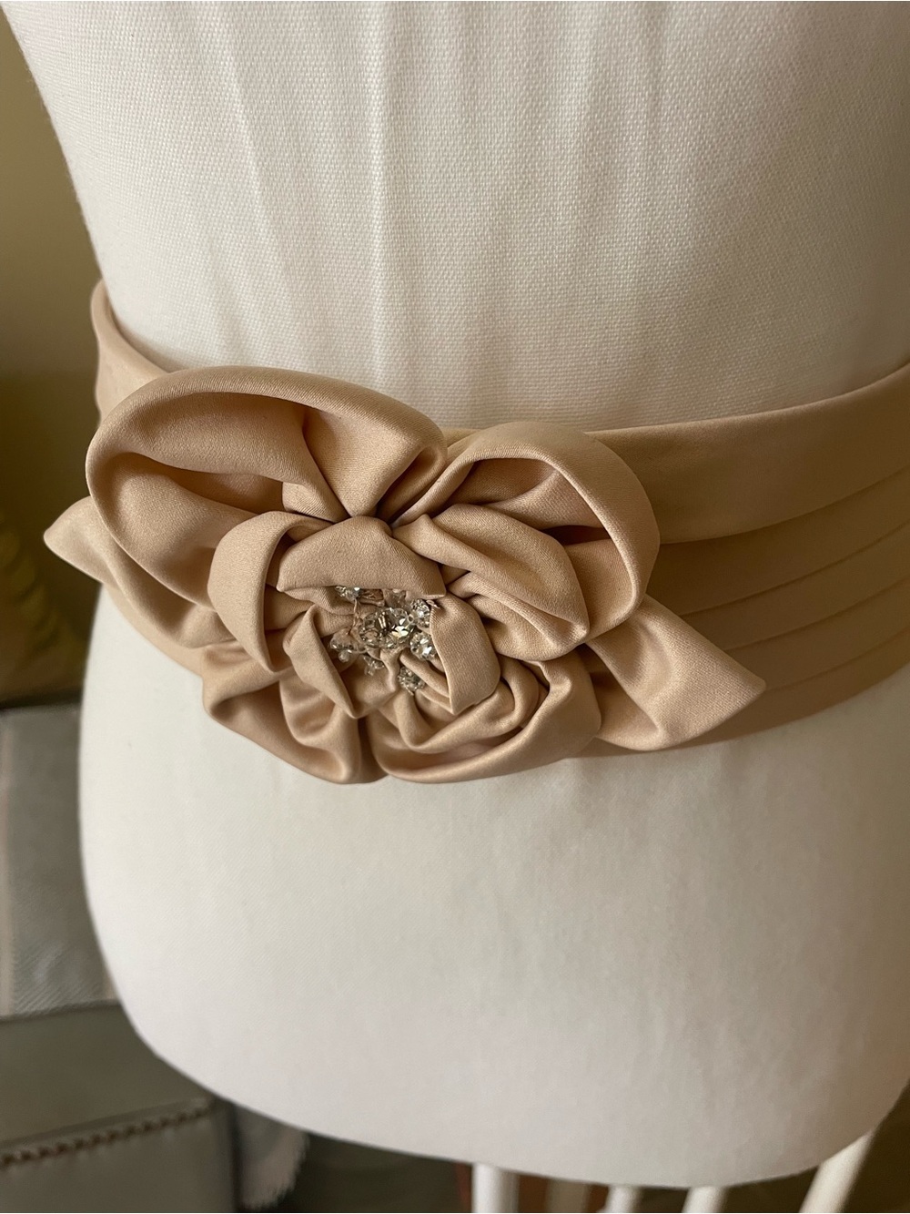 Neutral Beige Floral Obi Belt with Center Embellishment -EUC - Picture 8 of 13